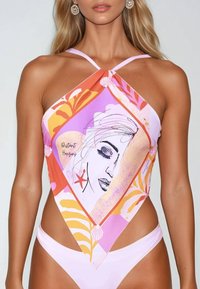 Multikleur halterneck bikini met een driehoekig ontwerp, voorzien van een bloemenpatroon en een gezichtsillustratie. Soepele stof, roze accenten.