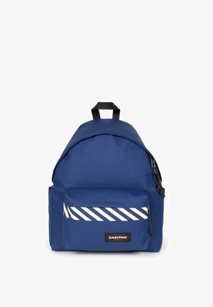 Blå Eastpak rygsæk med frontlomme med diagonale hvide striber og sort bærehåndtag, vist på hvid baggrund.