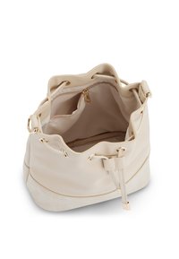 Krémszínű bőrtáska, puha textúrával, aranyszínű fém díszítésekkel és belső zsebbel. Nyitott tetejű, húzózáras zárással.