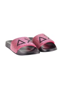 Infradito rosa e neri con una fascia testurizzata e scintillante caratterizzata da un design geometrico, poggiati su una base liscia e scura.
