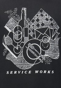 Μαύρο ύφασμα με λευκό γραφικό σχέδιο που απεικονίζει μπουκάλι κρασί, ποτήρια, πιάτα, μαχαιροπίρουνα και φακέλους με διάφορες υφές και μοτίβα.