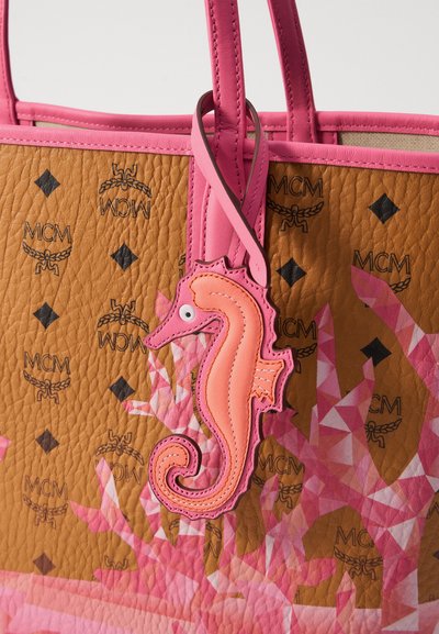 MCM LIZ MOUNTAIN - Torbica - sangria sunset