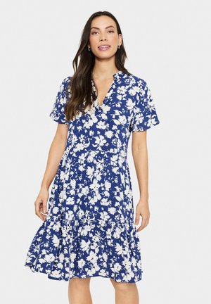 Rochie florală albastră, cu mâneci scurte, decolteu în V și fustă evazată cu tiv în straturi. Materialul are o textură moale, cu flori albe în contrast.