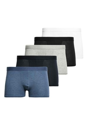 Fem par herreboxershorts i blå, sort, grå, sort og hvid, arrangeret i en vifteformet stak på en hvid baggrund.