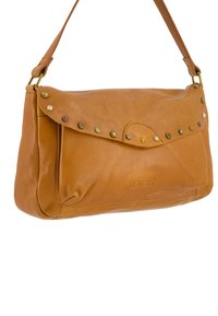 Sac à épaule en cuir tan avec un design incurvé, featuring des accents métalliques le long du bord supérieur et une discrète marque en relief à l'avant.
