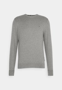 Pull en maille gris clair à manches longues avec col rond côtelé, poignets et ourlet, avec un petit logo discret sur le côté gauche de la poitrine.
