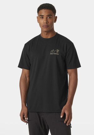 Zwarte katoenen T-shirt met gouden bergen en bier iconen, met het "Helly Hansen" logo op de linkerborst. Korte mouwen en ronde hals.