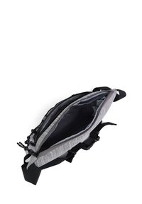 Borsa a messenger in tessuto grigio con chiusure a zip, più scomparti, tracolle nere e superficie testurizzata. Interno spazioso con rivestimento liscio.