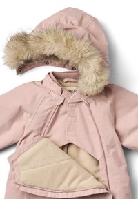 Roze jas met kap en namaakbontkraag, voorzien van een ritssluiting aan de voorkant en een zak gevoerd met beige fleece, met drukknopen aan de kraag.