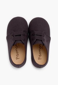 Scarpe nere di tela con punte arrotondate, design con lacci e accentuazioni cucite. All'interno presentano una soletta color sabbia con il marchio "Pisamon".