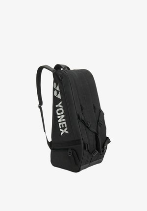 Schwarzer Yonex Sport-Rucksack mit zwei Reißverschlussfächern, verstellbaren Schultergurten und seitlichem weißen Logo.