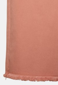 Tecido de cor pêssego com um padrão tecido texturizado. Apresenta bordas desfiadas, superfície suave e forma retangular.