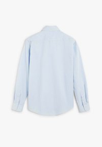 Camisa de botón de manga larga azul claro con finas rayas verticales, vista desde la parte de atrás, con puños abotonados y cuello clásico.