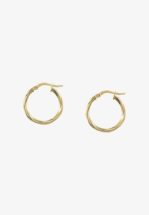 Une paire de boucles d'oreilles créoles torsadées en or avec fermoirs à charnière sur un fond blanc.