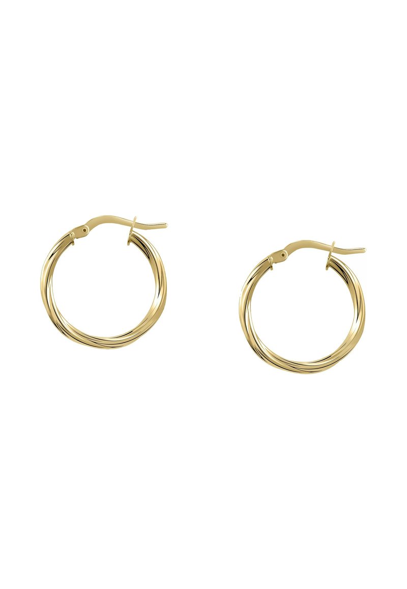 Une paire de boucles d'oreilles créoles torsadées en or avec fermoirs à charnière sur un fond blanc.