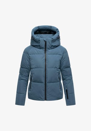 Modrá vycpaná bunda s vysokým golierom a kapucňou. Obsahuje zipsové vrecká, čierne kovanie a prešívanú textúru pre izolačné vlastnosti.
