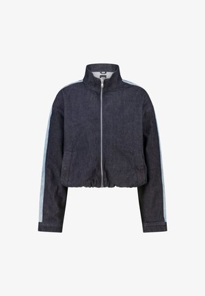 Chaqueta corta de mezclilla oscura con cremallera frontal, cuello alto, bolsillos laterales y rayas azul claro que recorren las mangas.