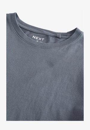 Siva majica s kratkimi rokavi in okroglim izrezom, izdelana iz bombažnega materiala. Ima ravne šive in majhno oznako z blagovno znamko "NEXT" znotraj ovratnika.