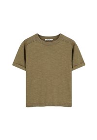 T-shirt vert olive à manches courtes en tissu doux et texturé. Il dispose d'un col rond et d'ourlets de manches retroussés. Design simple, sans motifs.