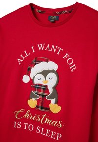 Rode lange mouwen T-shirt met een pinguïn die een geruite kussen vasthoudt, met geborduurde tekst "ALL I WANT FOR Christmas IS TO SLEEP."