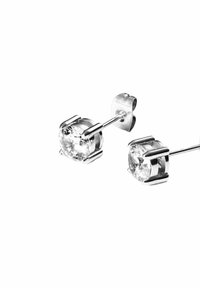 Silberne Ohrstecker mit runden, klaren Edelsteinen in vierkralligen Fassungen, entworfen mit einem schlanken Stift und einer Schmetterlingsverschluss.