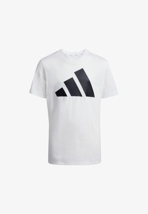 Fehér pamut póló, nagy fekete háromcsíkos logóval az elülső részén. Klasszikus környakú és rövidujjú.