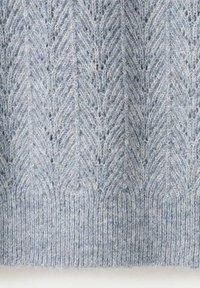 Suéter de punto azul claro con un patrón de chevrón y un acabado texturizado. El dobladillo acanalado en la parte inferior añade contraste al diseño.