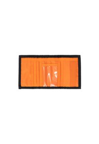 Cartera de tela naranja con bordes negros, que cuenta con múltiples ranuras para tarjetas, un bolsillo transparente para identificación y un interior texturizado.