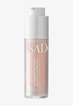 Pumpflasche der IsaDora Wake Up The Glow leuchtenden Foundation mit Vitamin E, Hyaluronsäure und LSF 50 auf weißem Hintergrund.