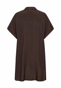 Abito camicia marrone a maniche corte con colletto, dalla linea dritta e texture liscia. Presenta una cucitura di rinforzo sulla schiena per maggiore struttura.