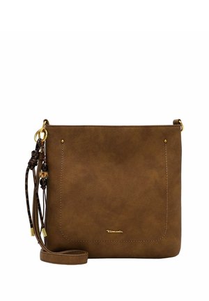 Brun læder crossbody taske med guldfarvet hardware, dekorative kvaster og en tynd justerbar rem på hvid baggrund.