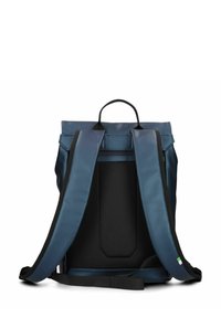 Sac à dos étanche bleu avec une poignée supérieure, des bretelles rembourrées en maille noire et une poche zipp ée à l'arrière. Matériau lisse avec un minimum de détails.