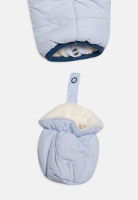 Jasnoniebieskie ocieplane rękawiczki z miękką białą podszewką, z zapięciem na napę i pętelką do zawieszenia. Gładka zewnętrzna strona z pikowaną teksturą.