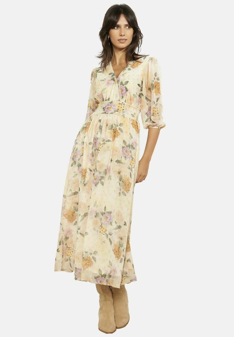 Lilledetailidega maksikleit V-kaelusega ja kolmveerandvarrukatega. Helebeež taust roosade ja oranžide lilledega. Pehme tekstuur.