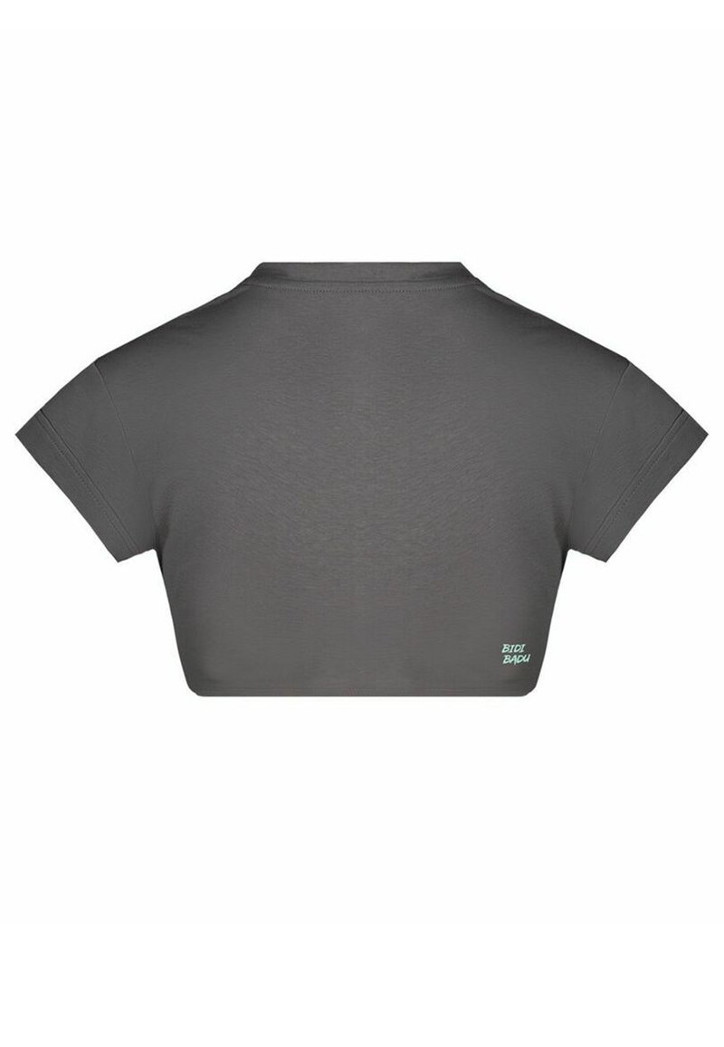 Top corto gris con mangas cortas, hecho de un tejido suave. Presenta un escote redondeado y un pequeño logotipo bordado en la parte posterior.