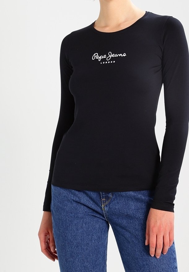 Czarna, długorękawowa koszulka wykonana z elastycznego materiału, z białym logo "Pepe Jeans London" na piersi, w połączeniu z niebieskimi dżinsami.