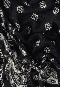 Μαύρο και λευκό φουλάρι με μοτίβο παϊντελεϊ και μικρά σχέδια, κατασκευασμένο από απαλό ύφασμα με λεία υφή.