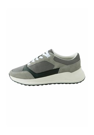 Szürke suede és hálós sneaker fehér fűzőkkel és fekete részletekkel, vastag fehér középtalppal és texturált fekete gumitalppal.