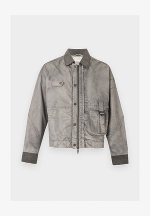 Γκρι μακρυμάνικο μπουφάν με μπροστινό φερμουάρ και κουμπιά, θήκη στο στήθος με καπάκι και πλαϊνή θήκη με λεπτομέρεια αγκράφας.