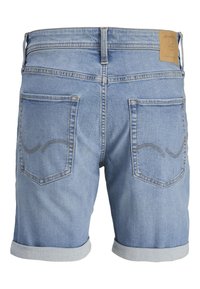 Pantaloni corti in denim azzurro chiaro con risvolti, dotati di due tasche posteriori con cuciture curve e un'etichetta in pelle marrone alla vita.