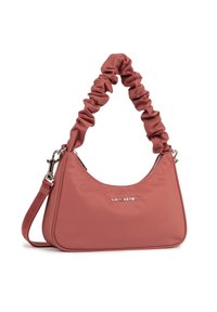 Borsa a mano in nylon rosa con manico arricciato, hardware in argento e zip sulla parte superiore. Presenta un dettaglio con logo sul frontale e una tracolla removibile.