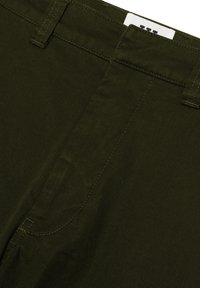 Olivengrüne Baumwollhosen mit Reißverschluss vorne, Gürtelschlaufen und geradem Schnitt mit sichtbaren Nähten und glatter Textur.