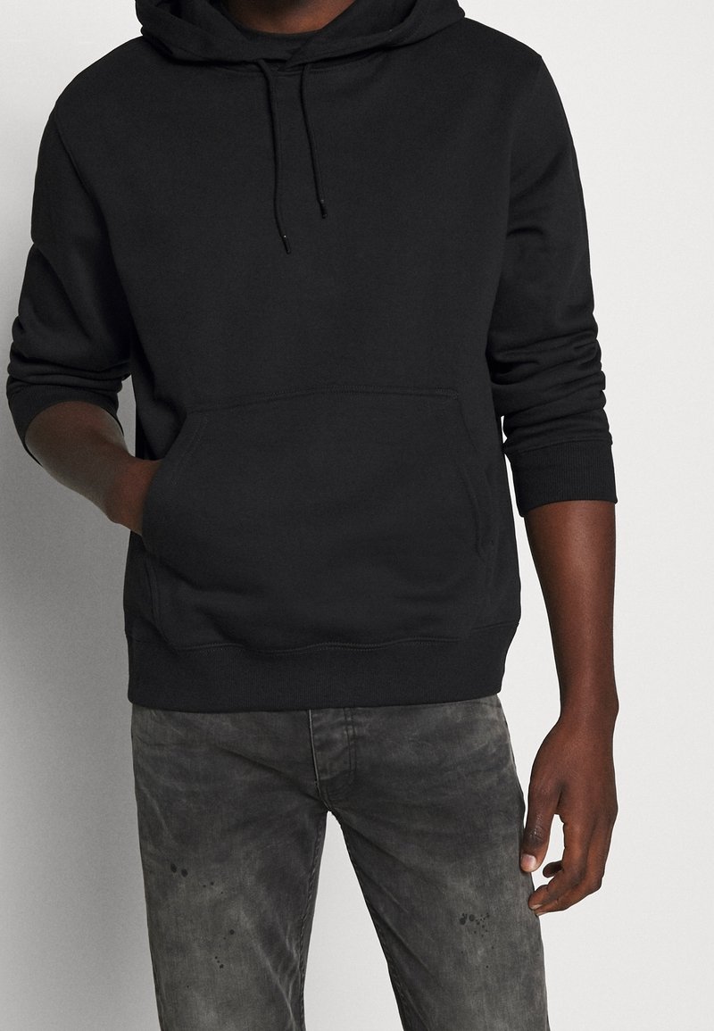 Zwarte hoodie met een kangoeroezak en een trekkoordkap. Gemaakt van zachte stof, met ribgebreide manchetten en tailleband, geschikt voor casual kleding.