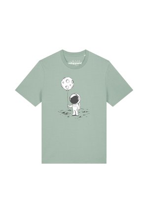 Groen T-shirt met een cartoonastronaut die een ballon vasthoudt in de vorm van de maan die op een maanoppervlak staat.