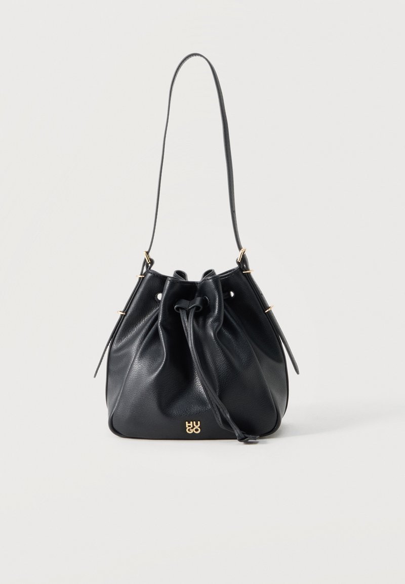 Μαύρη δερμάτινη τσάντα τύπου κάδο με σύστημα σύσφιξης με κορδόνι, μονή λουρί ώμου και μικρό χρυσό λογότυπο "HUGO" στη μέση μπροστά.