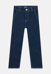Jeans rectos de color azul oscuro con costuras blancas, botón y cremallera frontales, trabillas para cinturón y bolsillos delanteros sobre un fondo blanco.