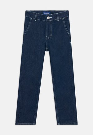 Jeans rectos de color azul oscuro con costuras blancas, botón y cremallera frontales, trabillas para cinturón y bolsillos delanteros sobre un fondo blanco.