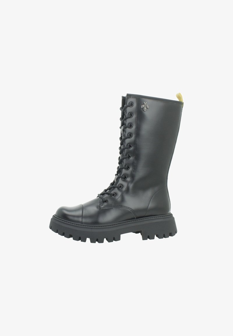 Botte de combat en cuir noir à lacets avec semelle crantée épaisse, hauteur genou, bout rond, et petit emblème métallique en forme d'abeille près du haut.