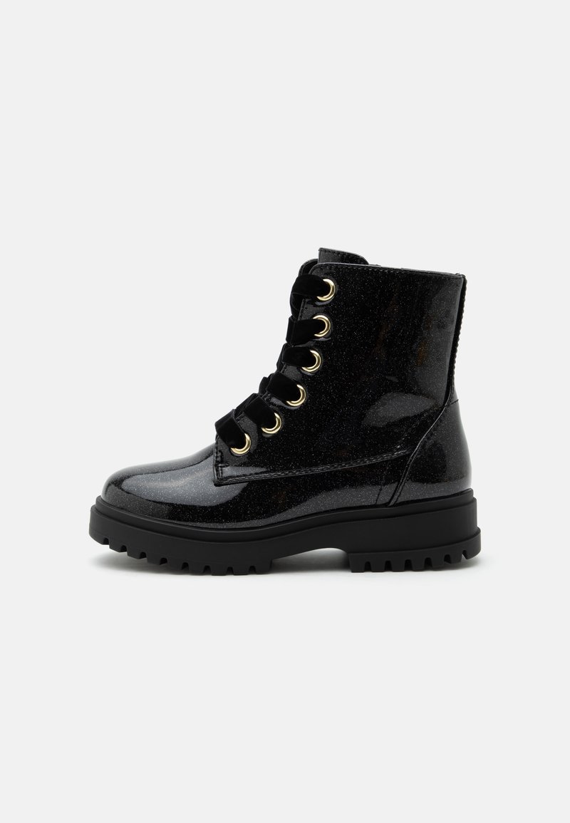Botte de combat en cuir verni noir avec semelle à crampons épaisse, lacets en ruban de velours et œillets dorés, vue de profil.