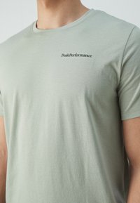 Peak Performance EXPLORE LOGO TEE  - Basic póló - limit green